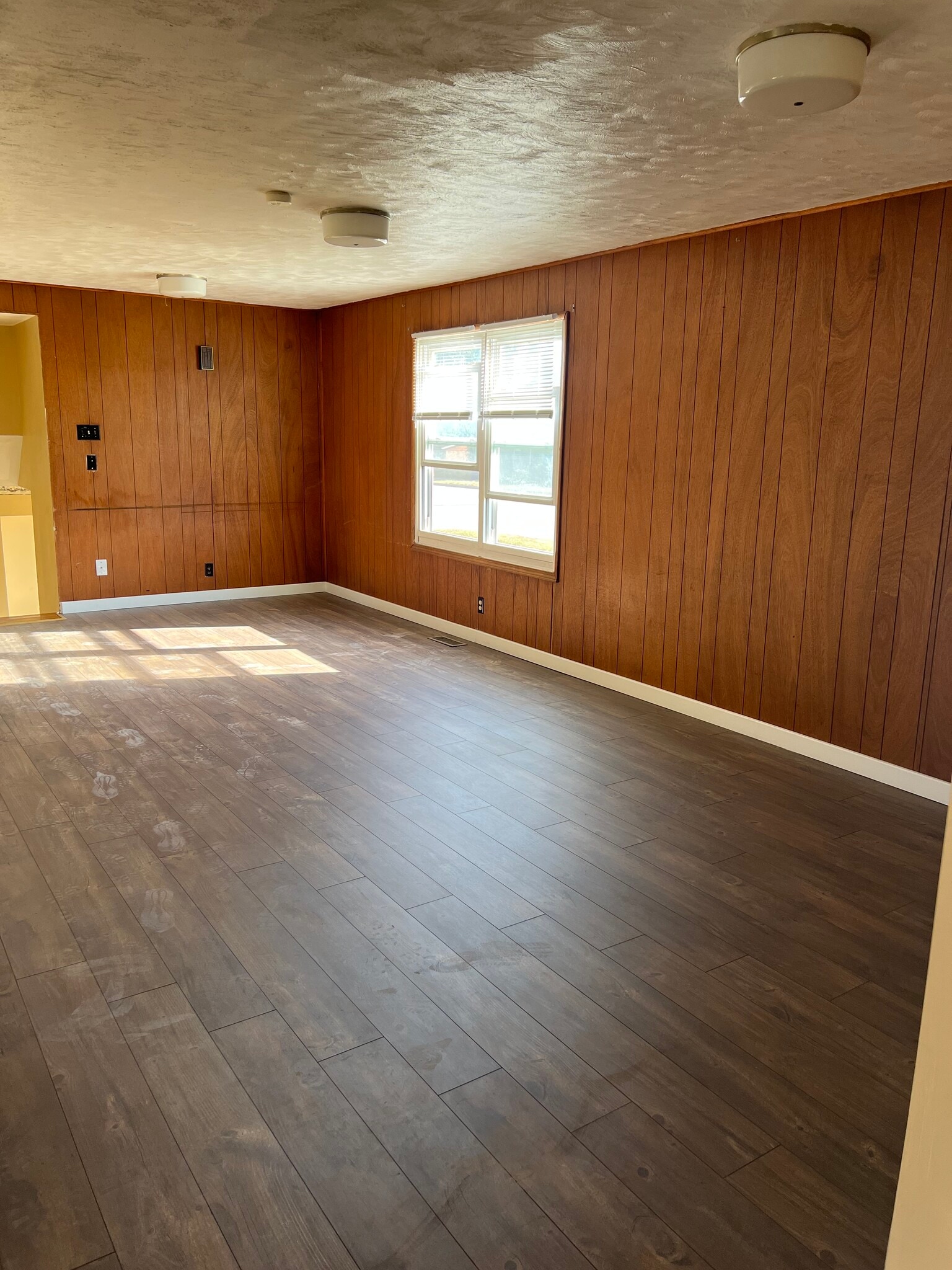 Family room - 1025 N Main St