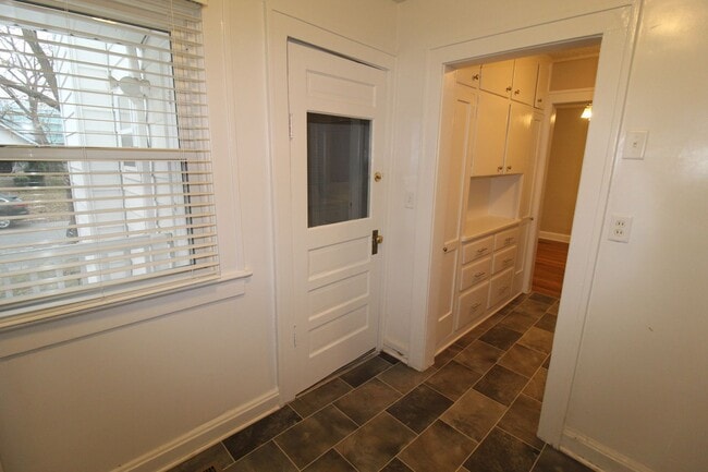 Building Photo - Updated 2 Bedroom 1 Bath Duplex Within Wal...