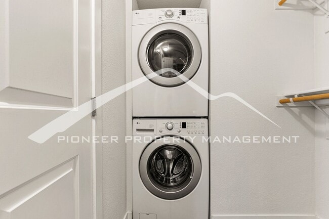 Building Photo - Gorgeous Condo with Mountain Views and Washer/Dryer