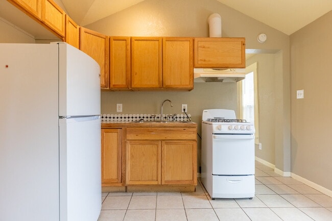 Building Photo - 330 Gem Ln