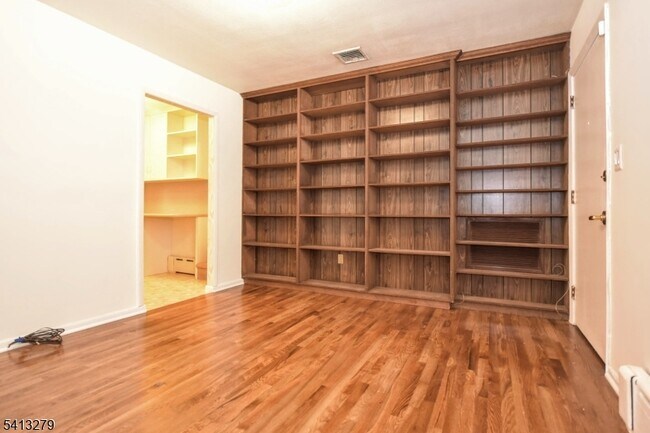 Building Photo - 411 10th St