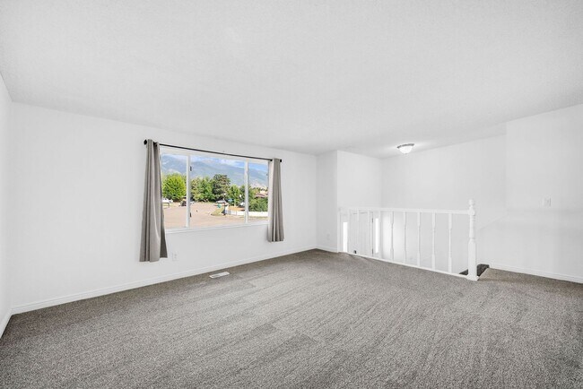 Building Photo - 749 Colonial Ave