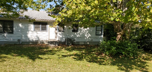 Building Photo - 538 E 49th Pl N