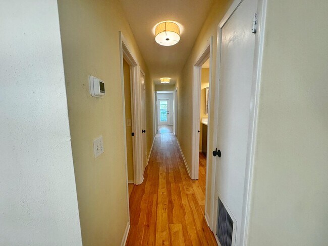 Building Photo - Newly remodeled Licolnville cottage in historic downtown St. Augustine