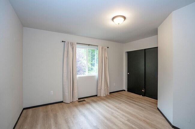 Building Photo - Charming 3BR/2.5BA in Desirable Gig Harbor...