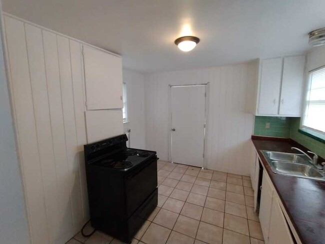 Building Photo - 5562 Lyle Ln