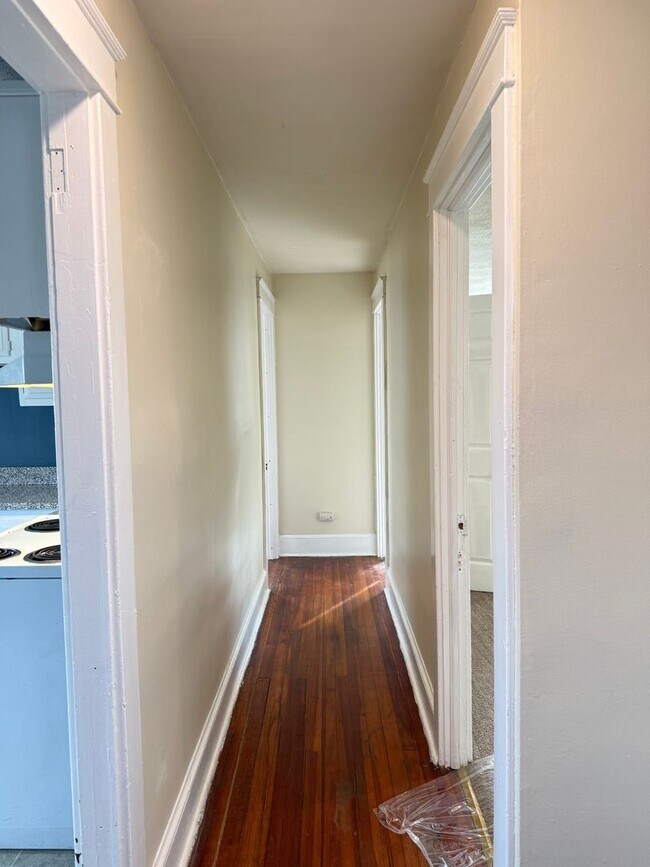 Building Photo - 839 E Walnut St