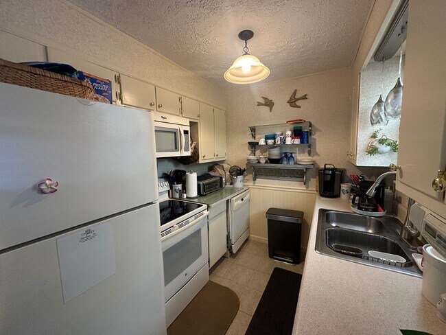 Building Photo - 204 Crest Dr