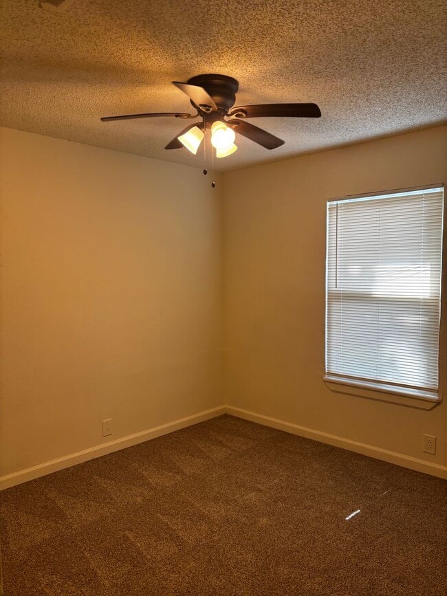 Building Photo - 3 Bedroom 2 Bath