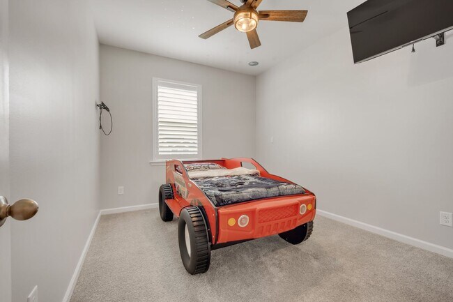 Building Photo - Spacious 5-Bedroom Home with Modern Upgrad...