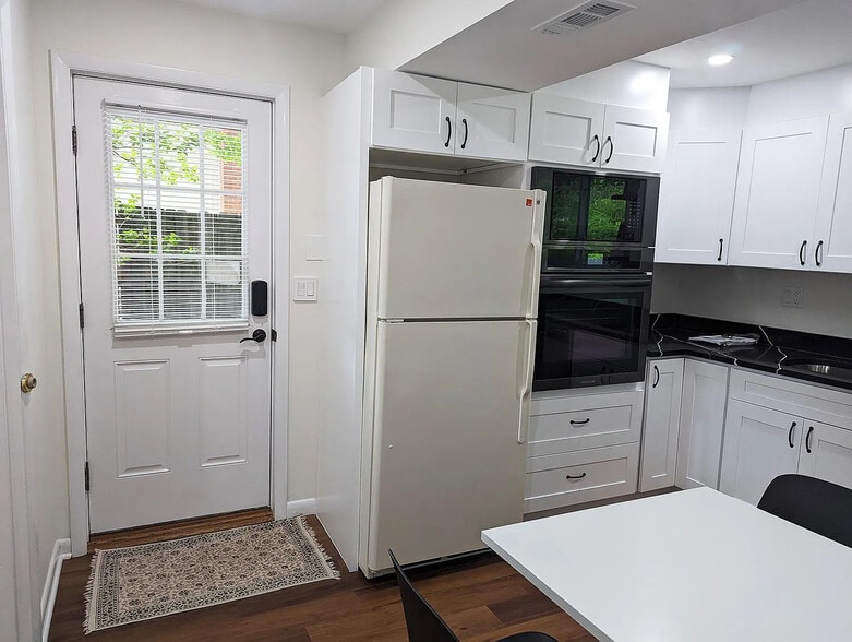 Main door/private entrance into the kitchen - 14121 Bauer Dr