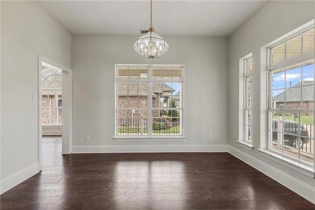 Building Photo - 304 Mistletoe Dr