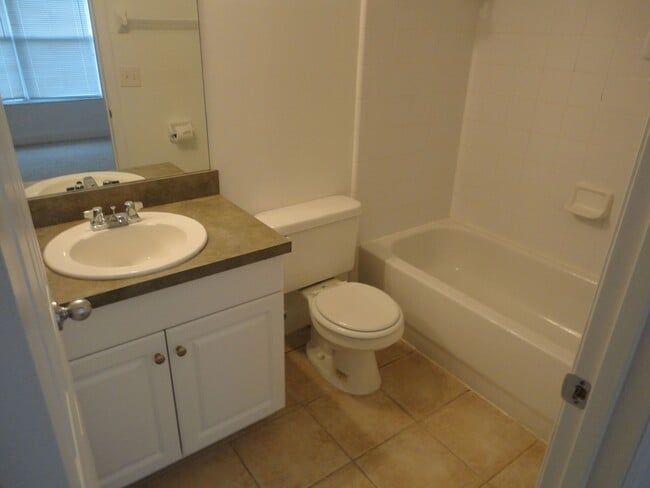 Building Photo - Beautiful 2 Bedroom, 2.5 Bath Condo in Desirable Isabella Park