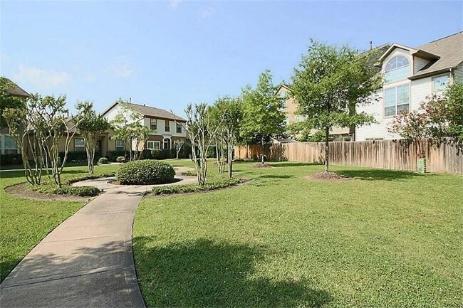 Building Photo - 3518 Clearview Cir