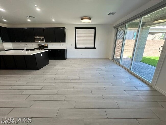 Building Photo - 9565 Camelback Crk Dr