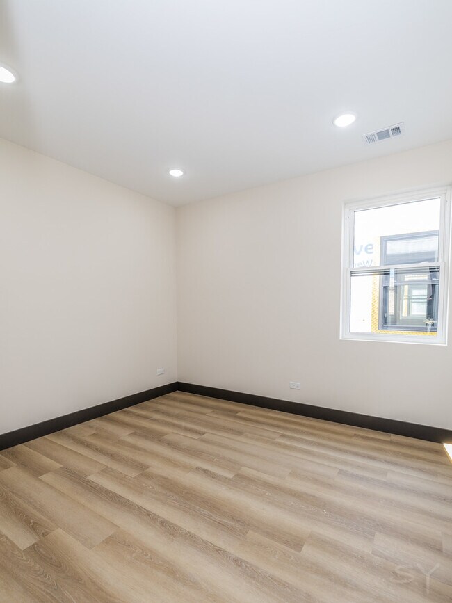 Building Photo - 5643 S Prairie Ave