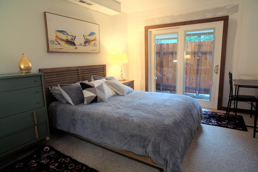 'Simply Suite' downstair room with individual private outdoor area - 1114 Pawnee Ln