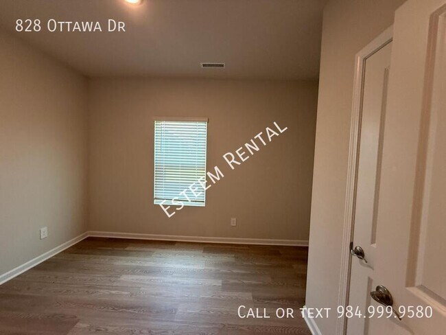 Building Photo - 828 Ottawa Dr