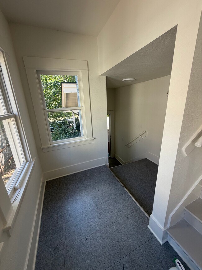 Building Photo - 561 N Simpson St