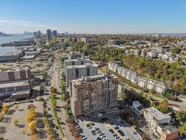Building Photo - 915 Hudson Park