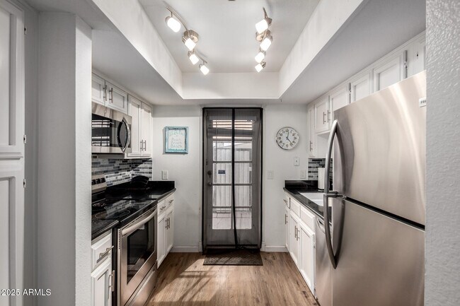 Building Photo - 1927 E Hampton Ave