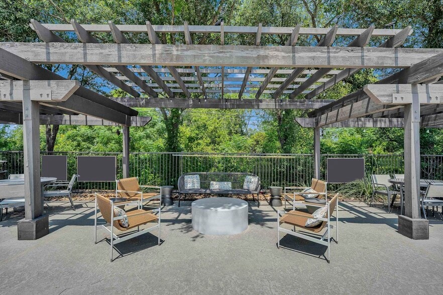 Poolside seating with BBQ grills - Ridgeview