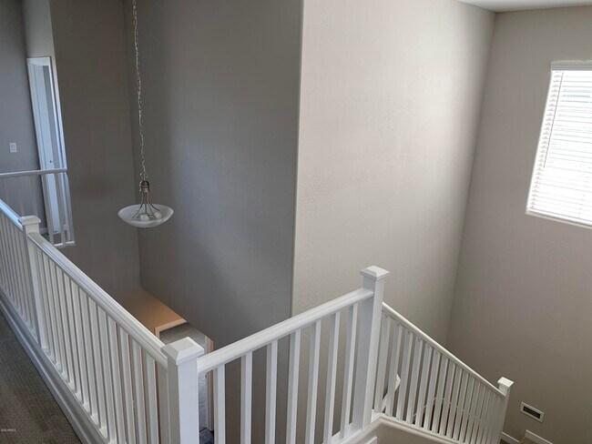 Building Photo - 715 N Sparrow Dr
