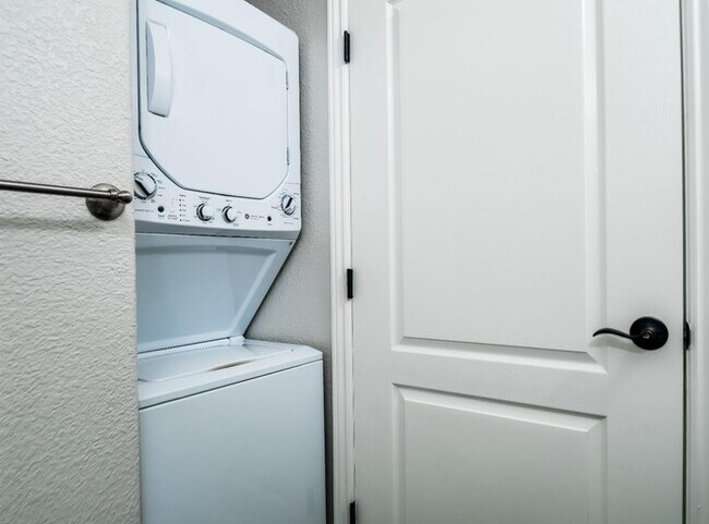 Building Photo - Upgraded 1BR Condo with Balcony & In-Unit Laundry in Downtown Gilroy