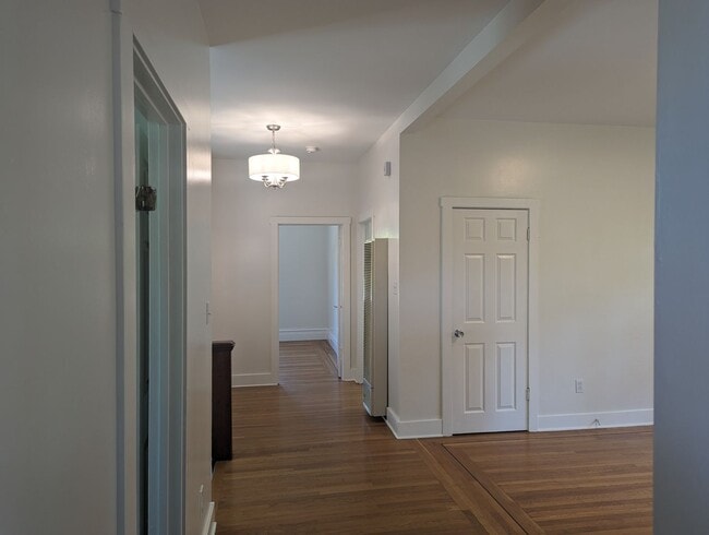 Building Photo - COMING SOON-A sunny top floor flat, 3 bedrooms, 2 bathrooms, living room and large kitchen with p...