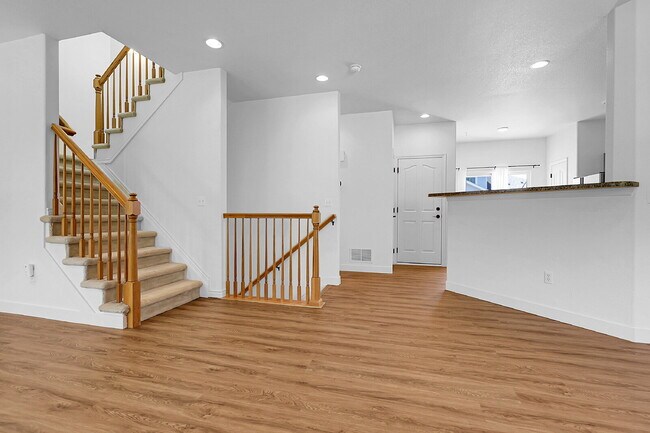 Building Photo - $2,640.95- 3 Bed, 3 Bath Townhome in Aurora with Central AC, In Unit Laundry and Patio Space!