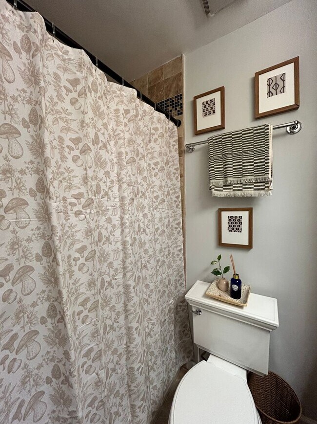 Building Photo - Beautiful Dupont 1Br w/ Historic Charm, 97 Walkscore!