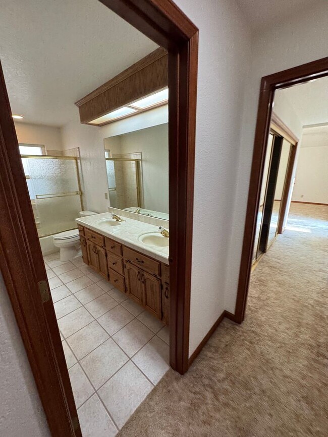 Building Photo - 2119 St Anton Dr