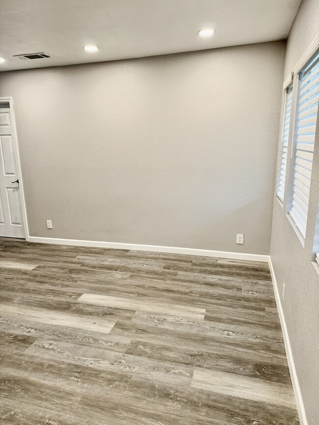 Building Photo - 972 S Hope Ave