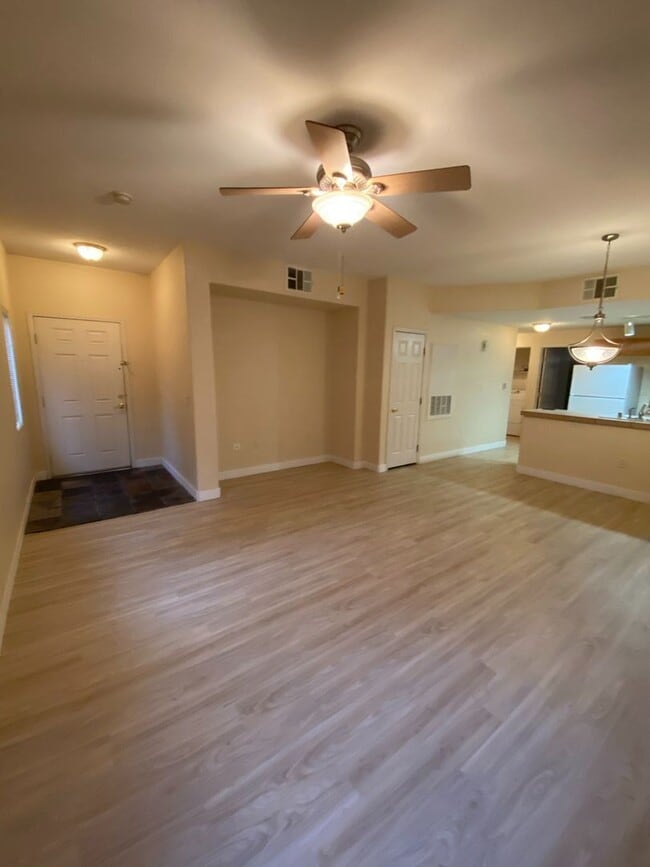 Building Photo - NW Near Majestic Park. 1ST FLOOR 2 BED, 2 ...