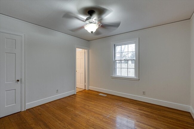 Building Photo - Charming East Ridge Rental – Spacious Yard, Updated Features & Pet-Friendly Living!