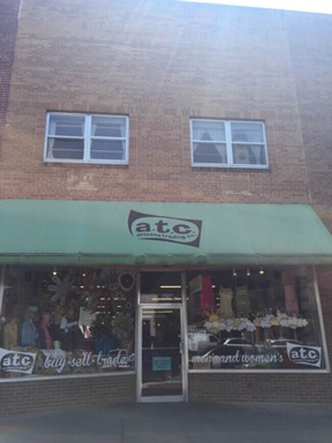 Building Photo - 736 1/2 Massachusetts St