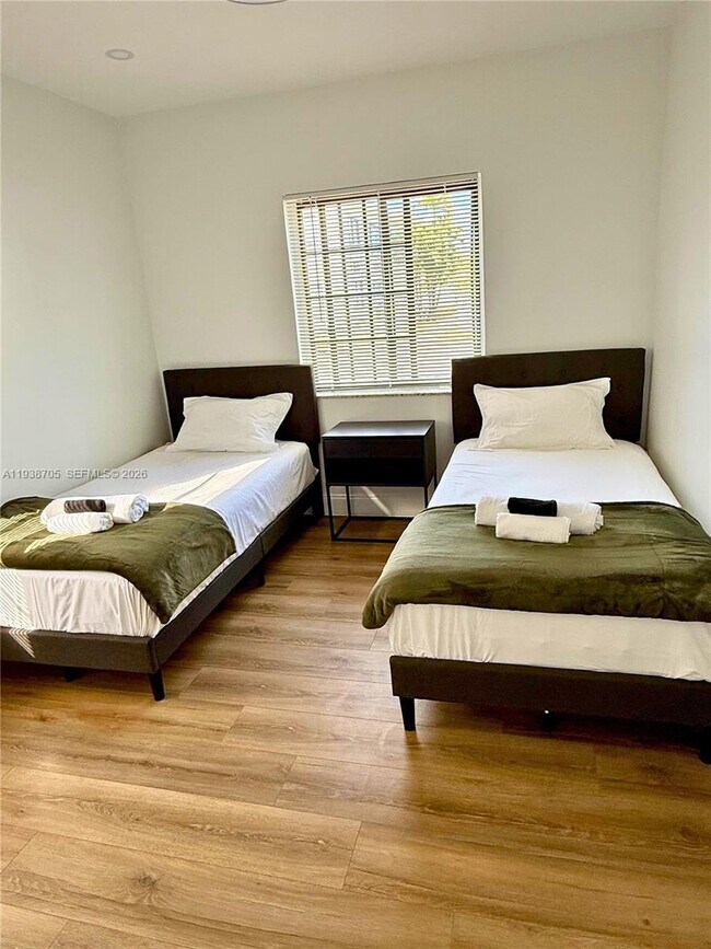 Building Photo - 864 80th St