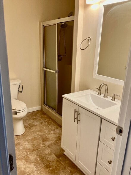 Upstairs bathroom - H5 Stonehedge Dr
