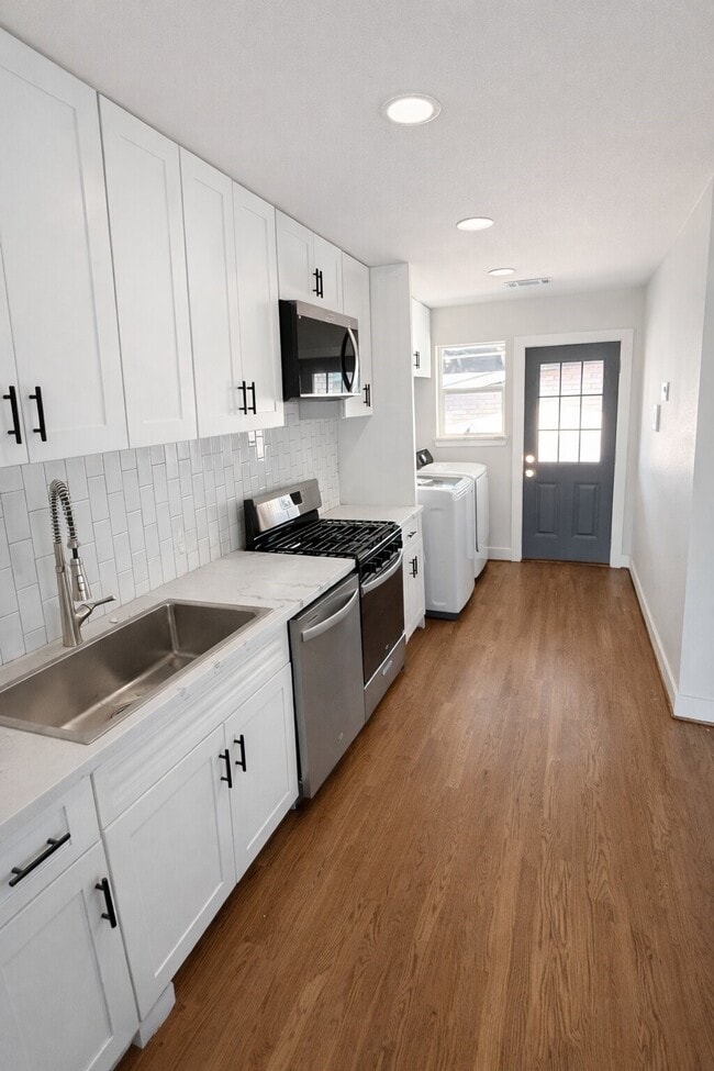 Building Photo - 2001 Brun St