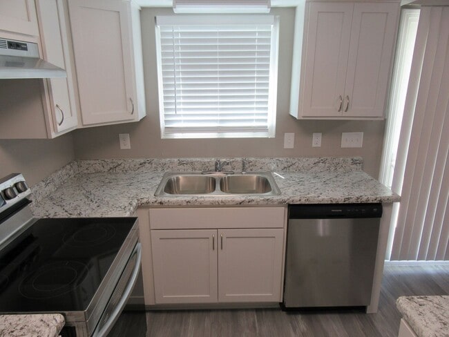 Building Photo - 2912 Sequoia Ave