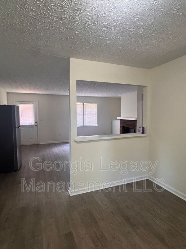 Building Photo - 1120 Sweetwater Cir