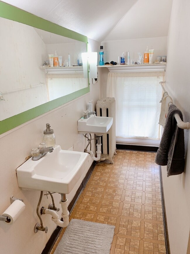 Building Photo - 1030 N Garden St