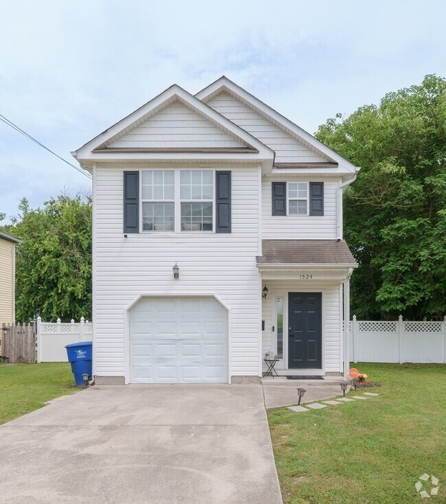 Building Photo - MOVE IN READY 3 Bedroom in the Heart of No...