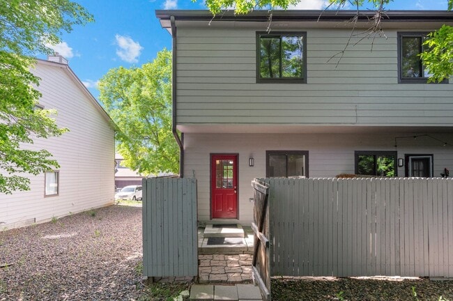 Building Photo - Contemporary Comfort Meets Convenience in ...