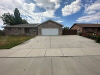 Building Photo - 5 Bedroom Home with 2 Car Garage