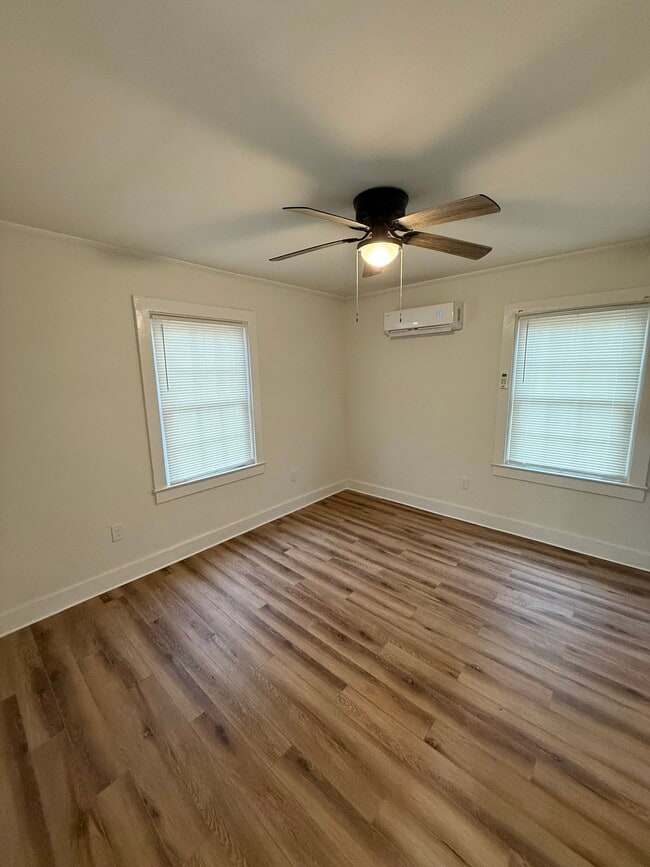 Building Photo - 110 Small St