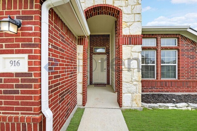 Building Photo - 916 Reveille Rd