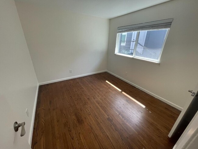 Building Photo - 204 Lauren Ave