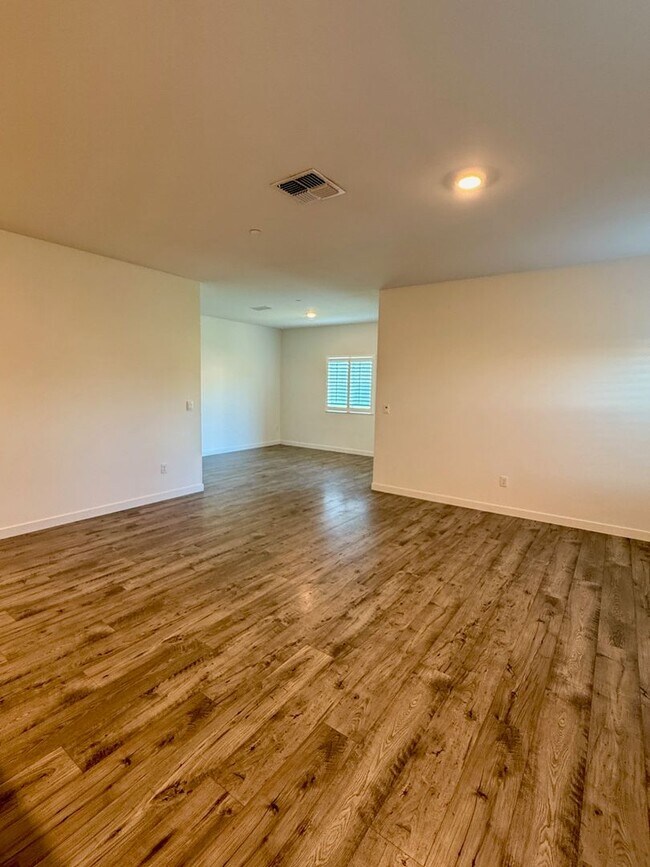 Building Photo - Beautiful 3 bedroom 2 bath w/Pool available in Orland!