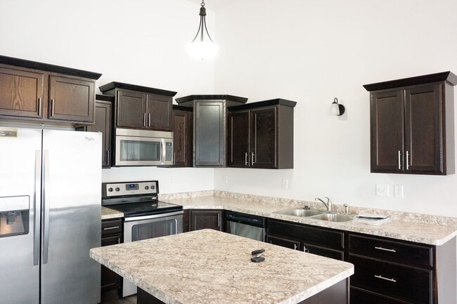 Building Photo - 3 Bed 3 Bath Twin Home